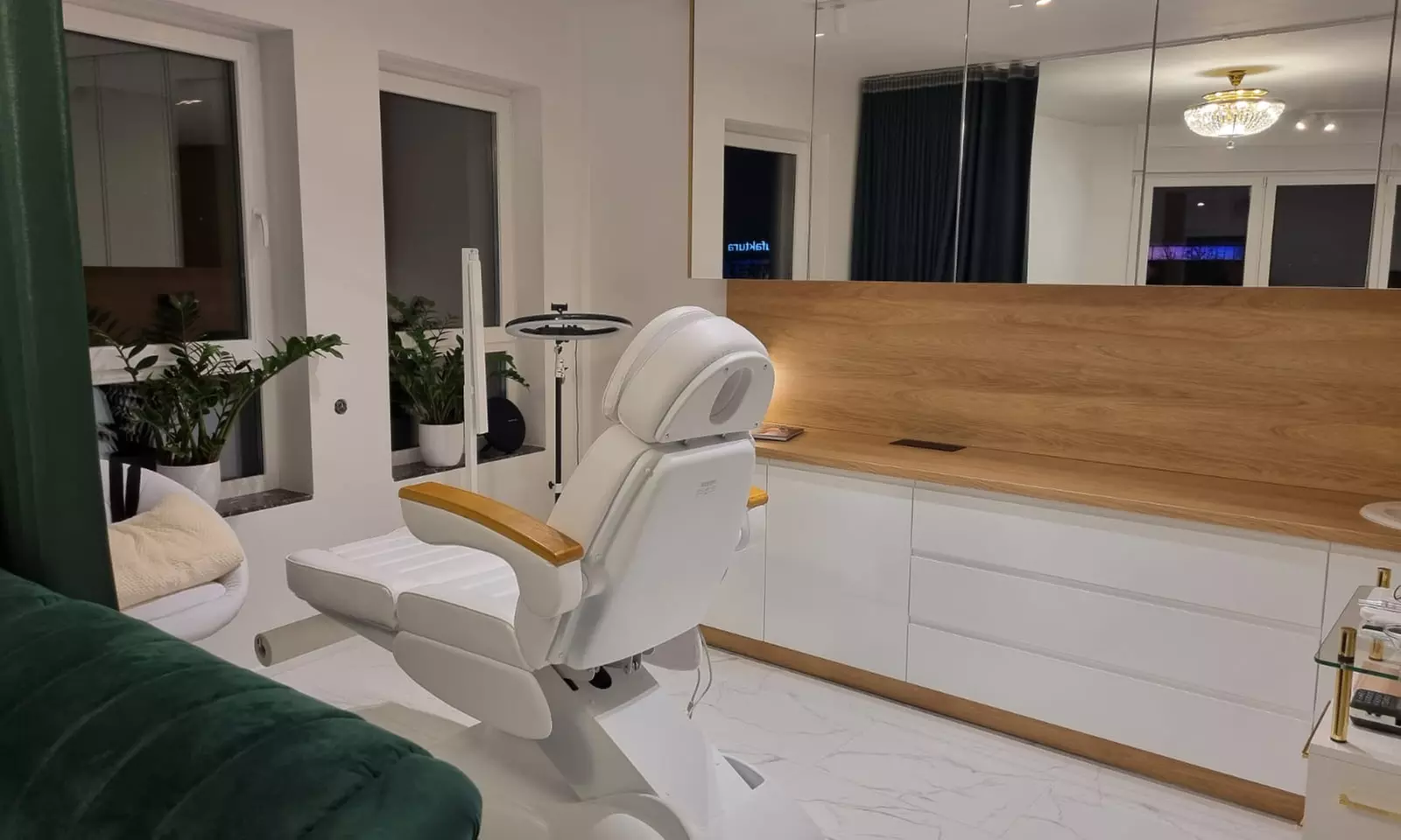 Do 80% zniżki na Zabieg na twarz - peeling w SKINTEC Laser