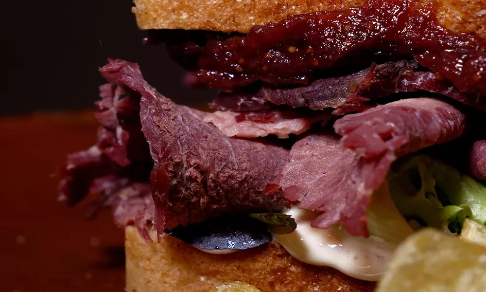 Brunch con platos salados, bowls de yogur, bebidas calientes y zumos