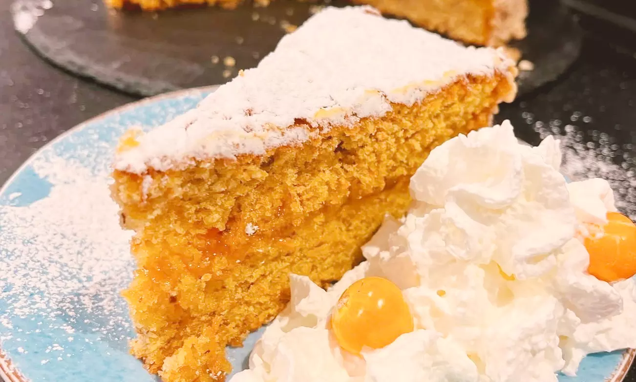 Kuchen od. Torte & Kaffee-/ Matcha-Spezialität nach Wahl für 2-4 Pers.