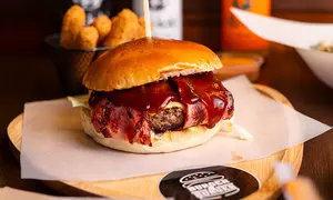 Dein Burger, dein Geschmack: Köstliche Burger nach Wahl inkl. Pommes für 1, 2 oder 4 Personen (bis 36% sparen)