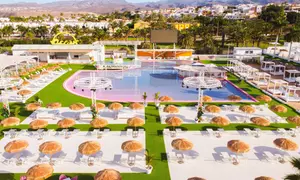 ¡Relax bajo el sol! Day pass para 1 o 2 con hamaca y cama balinesa y opción a cóctel o almuerzo; ahorra al 50%