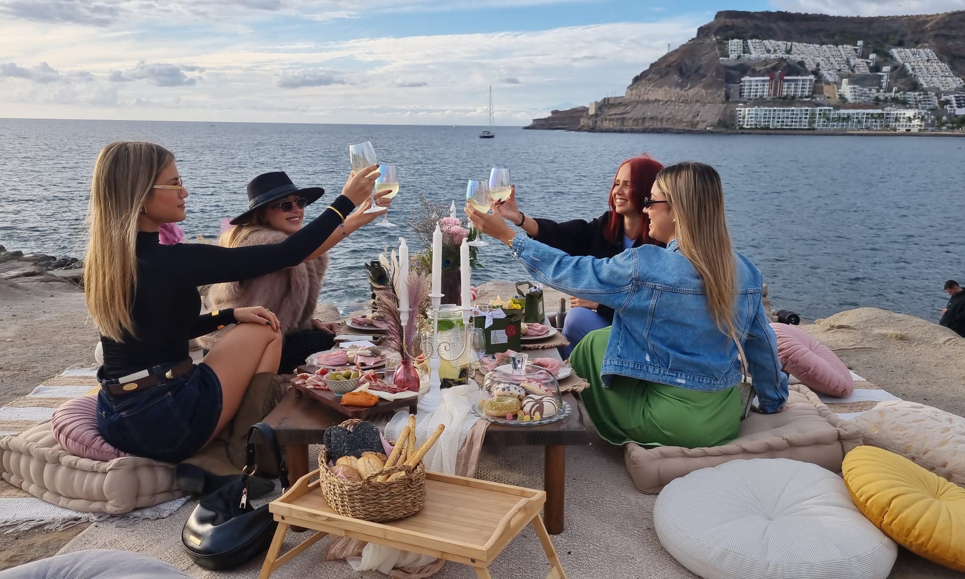 Picnic de pareja o de grupo con vino, agua y aperitivo