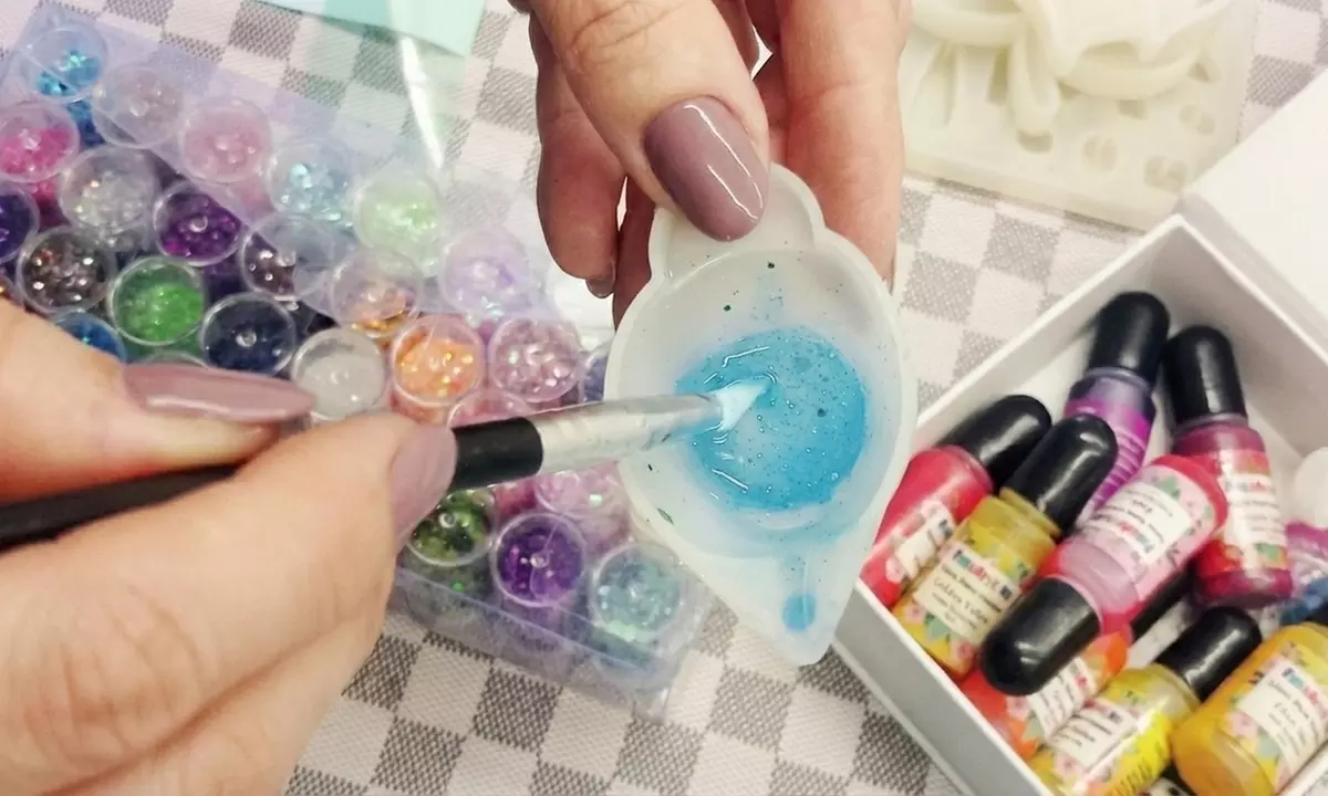 Taller de experiencia creativa con resina epoxi floral más bebida