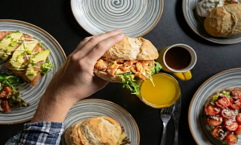 Ambachtelijke sandwiches en verse koffie op een gezellige locatie