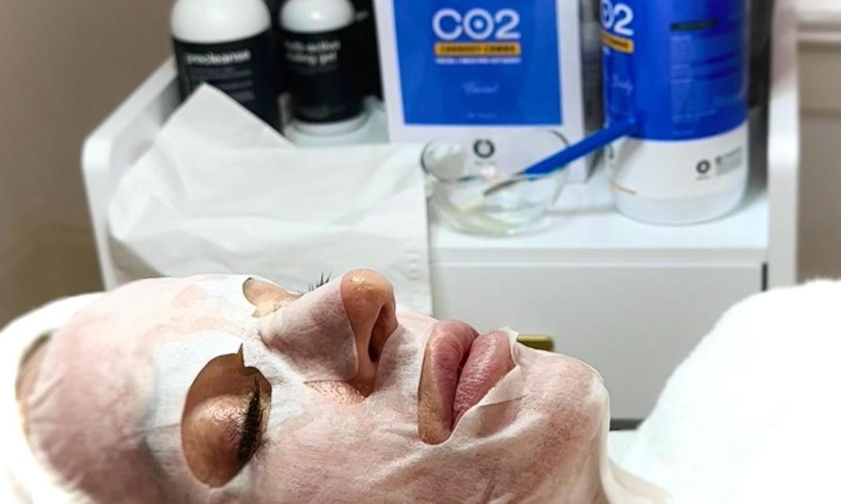 Gesichtsbehandlung mit Carboxytherapie optional mit Maske für 1 Person