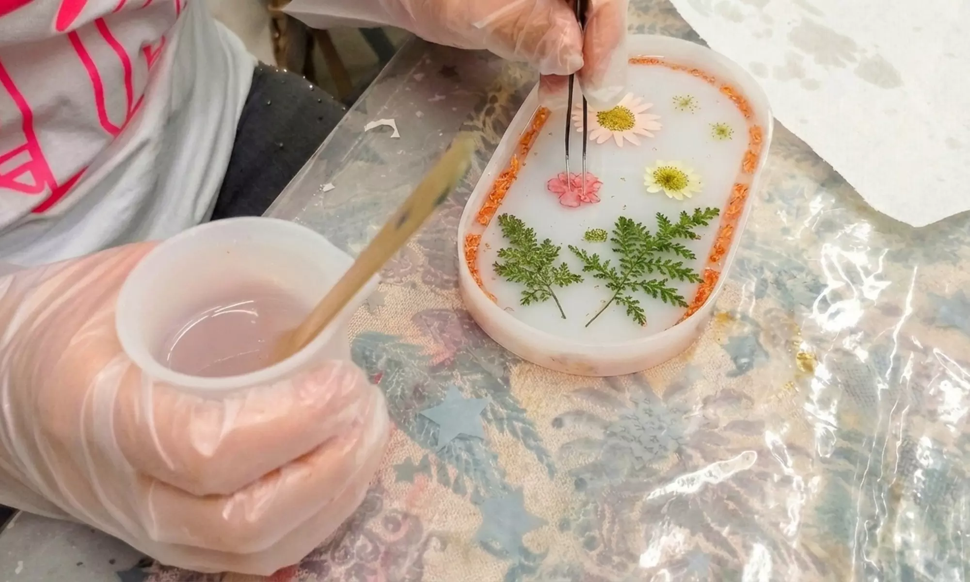 Taller de experiencia creativa con resina epoxi floral más bebida