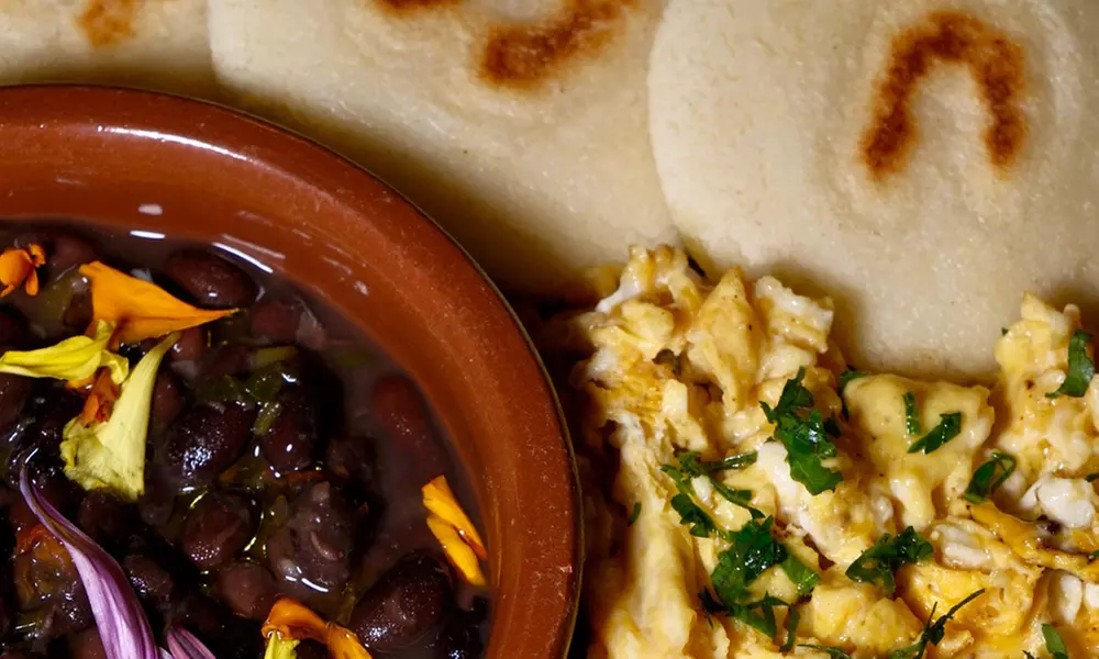 Brunch con platos salados, bowls de yogur, bebidas calientes y zumos