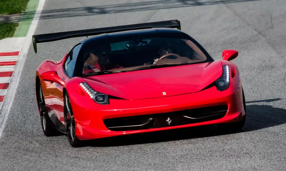 Conducción de Ferrari o Lamborghini en ruta de 7 u 11 km por carretera