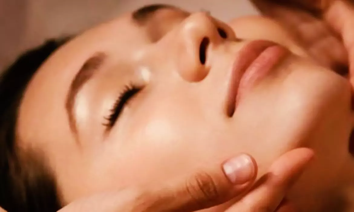 Masaż Kobido z maską na twarz: odmłodzenie i relaks w godzinę