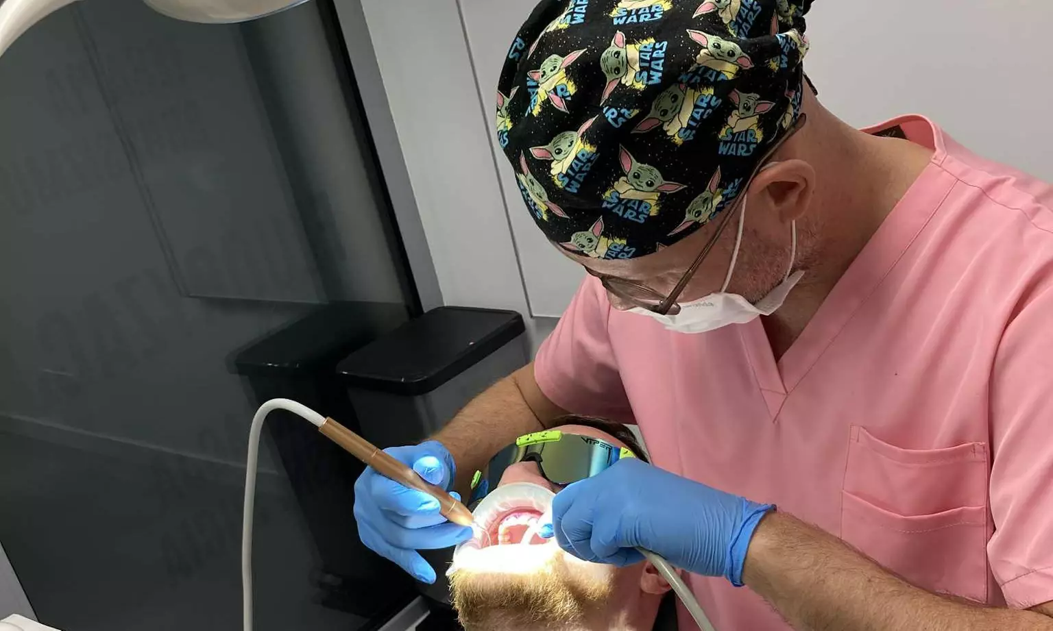 Zadbaj o swój uśmiech: skaling, piaskowanie lub pełna higienizacja