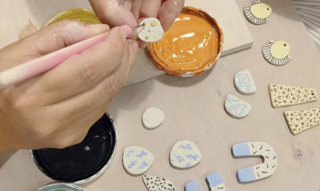 Taller de creación de joyas con porcelana o resina para 1 o 2