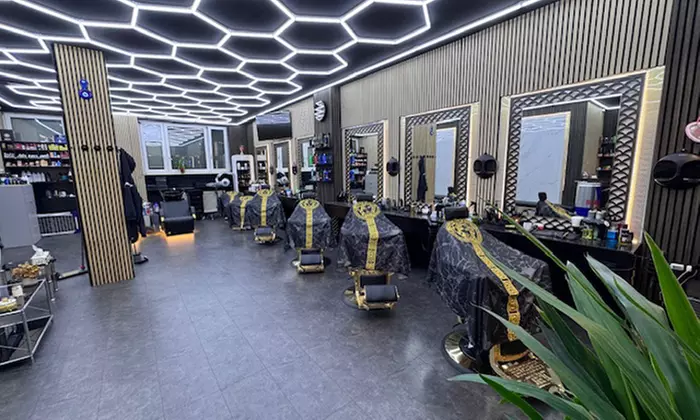 Haarschnitt für alle Haarlängen optional mit Ansatzfarbe oder Strähnen