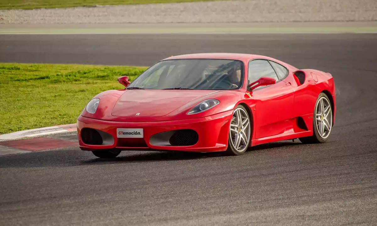 Conducción de Ferrari o Lamborghini en ruta de 7 u 11 km por carretera