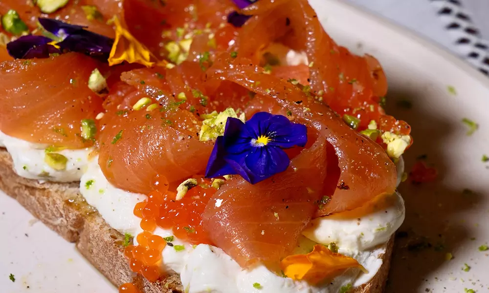 Brunch con platos salados, bowls de yogur, bebidas calientes y zumos