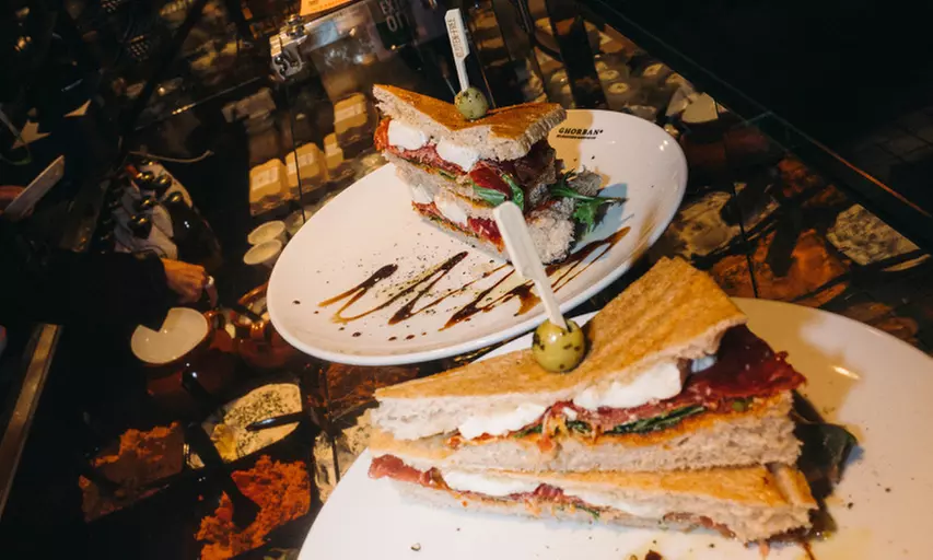 Belegtes Bio-Ciabattini nach Wahl mit Heißgetränk und Amaretti