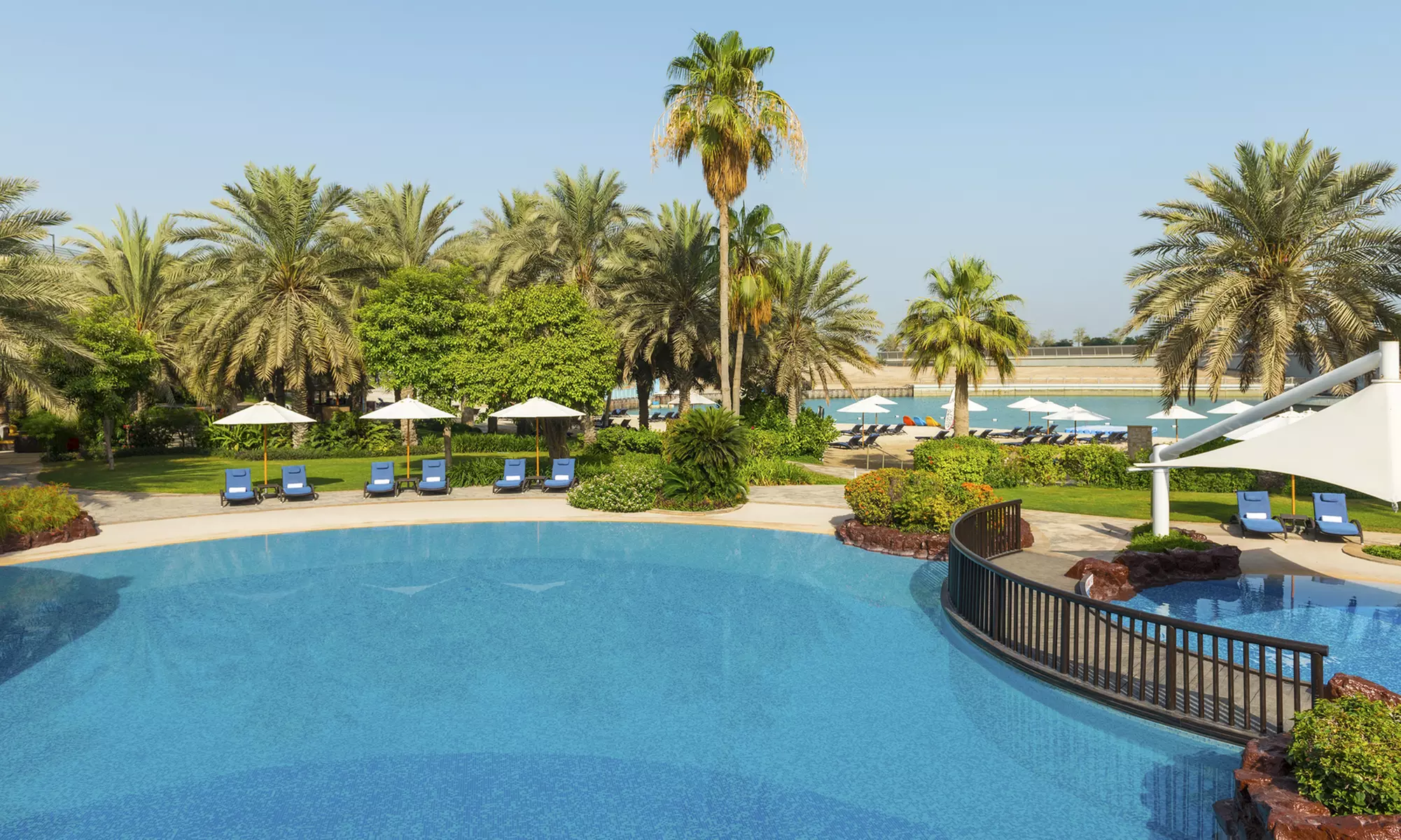 Free Flowing Beverages & 4-Course Set Menu