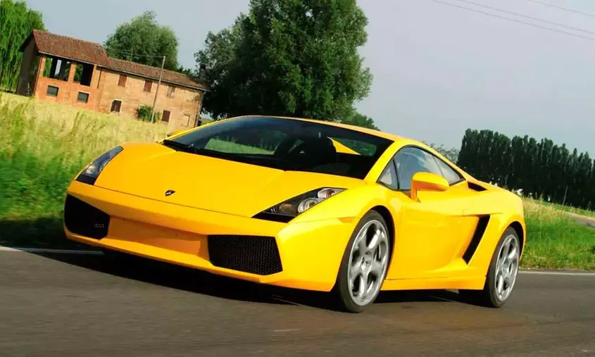 Conducción de Ferrari o Lamborghini en ruta de 7 u 11 km por carretera