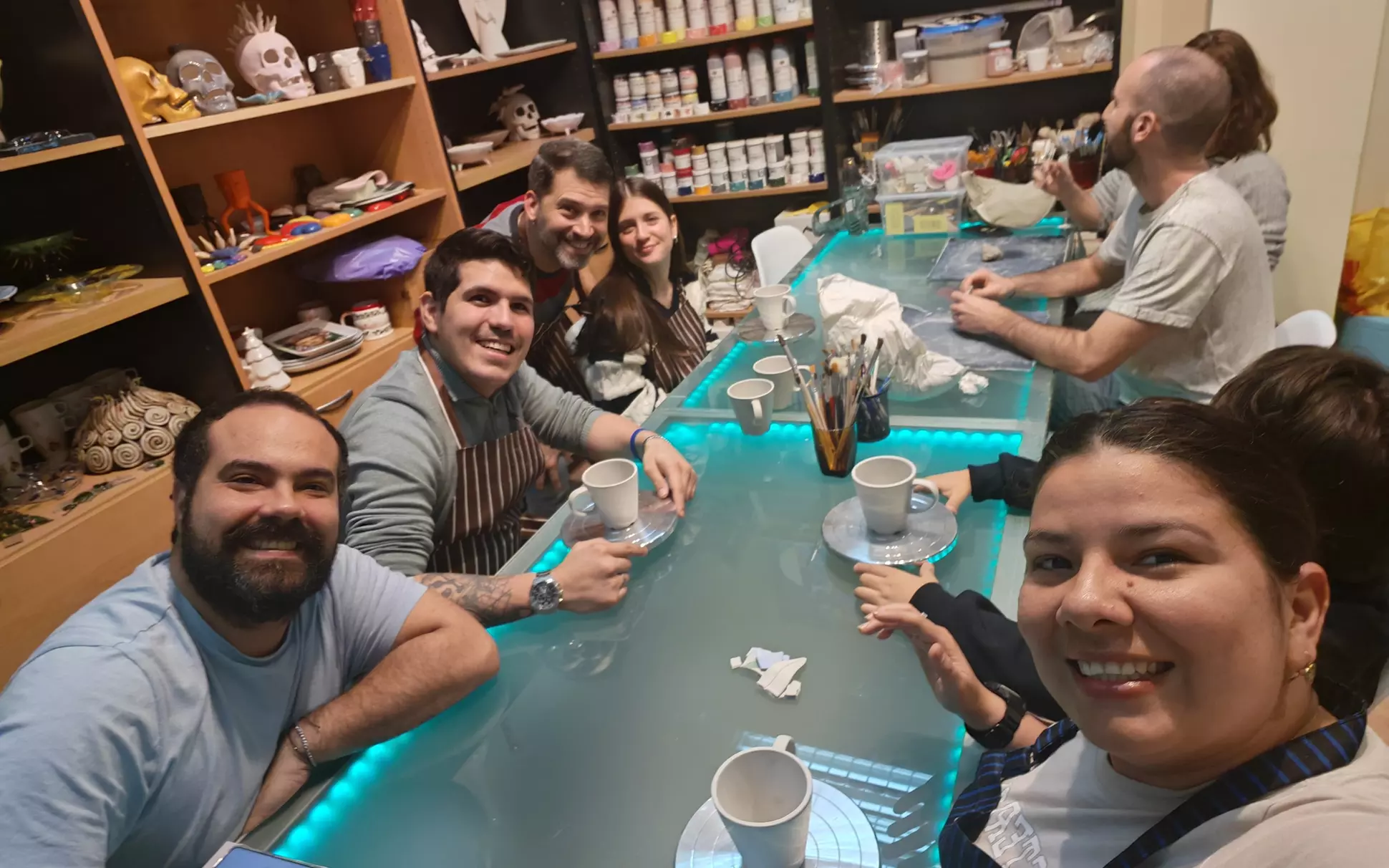 Taller de pintura cerámica con picoteo y bebida para 1 o 2 personas