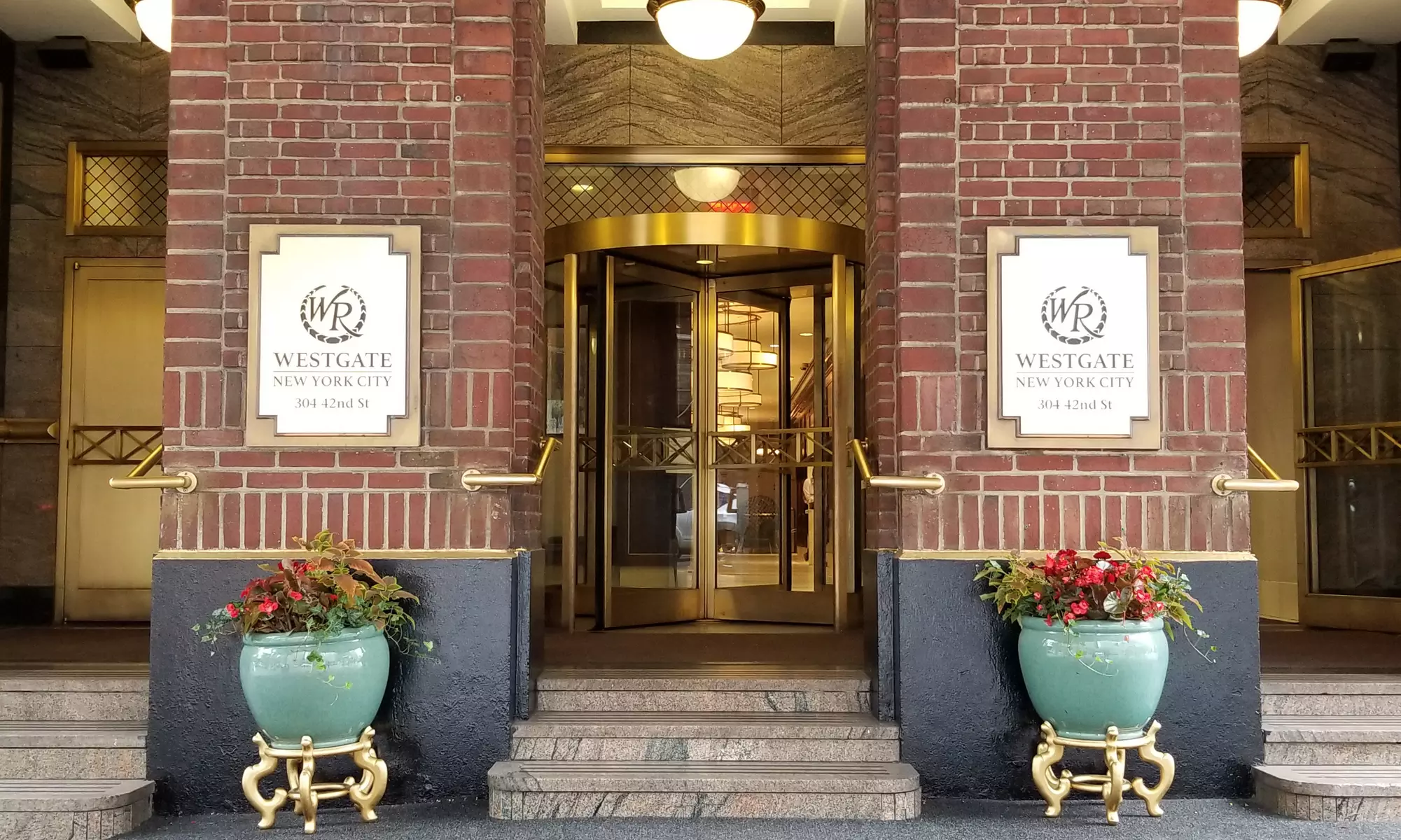 Midtown Manhattan hotel near Grand Central w/ Grab and Go credit