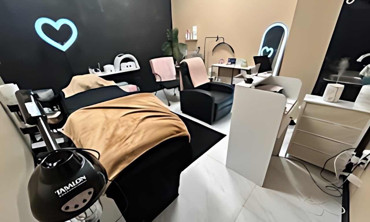 Full Set of Classic, Hybrid or Volume Eyelash Extensions