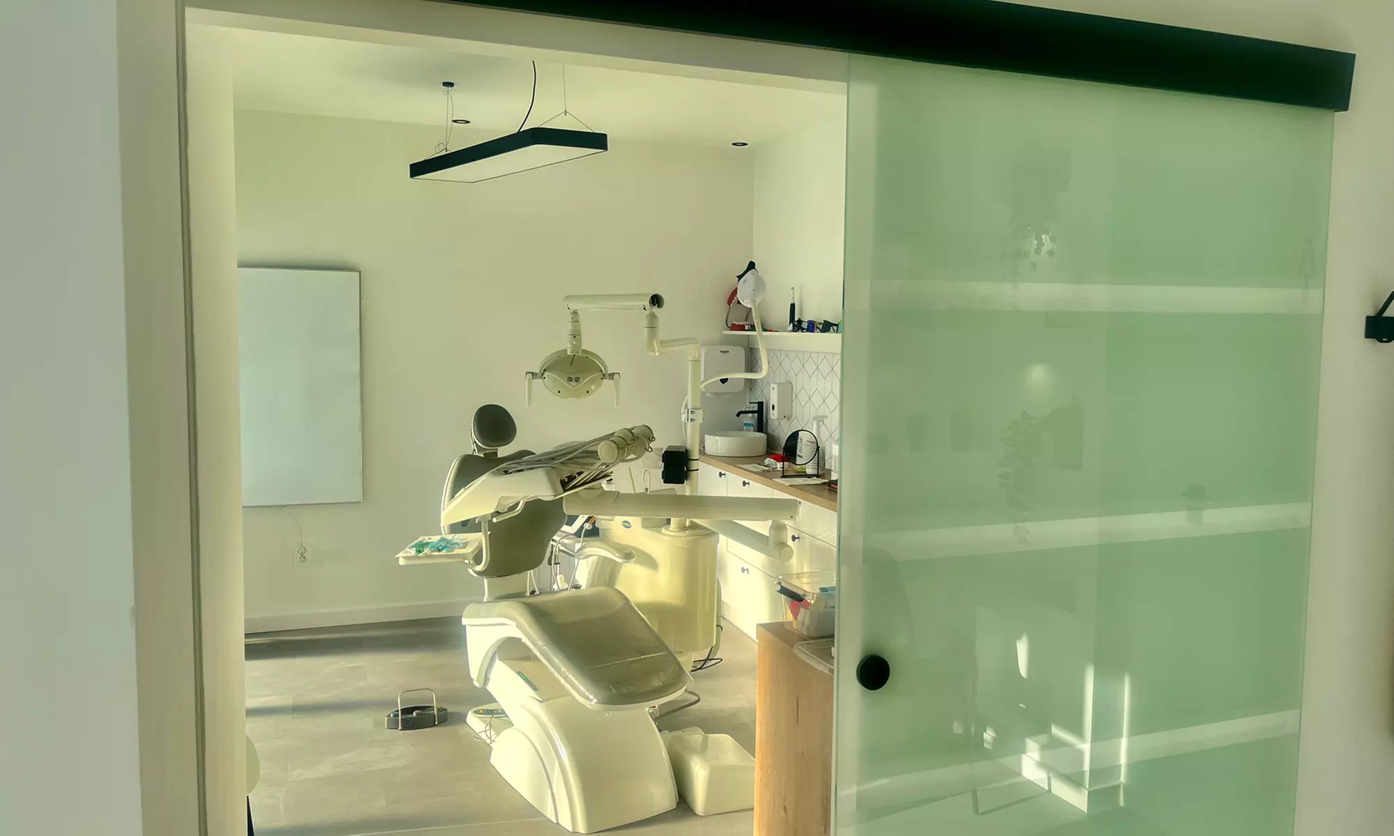 Zadbaj o swój uśmiech: skaling, piaskowanie lub pełna higienizacja