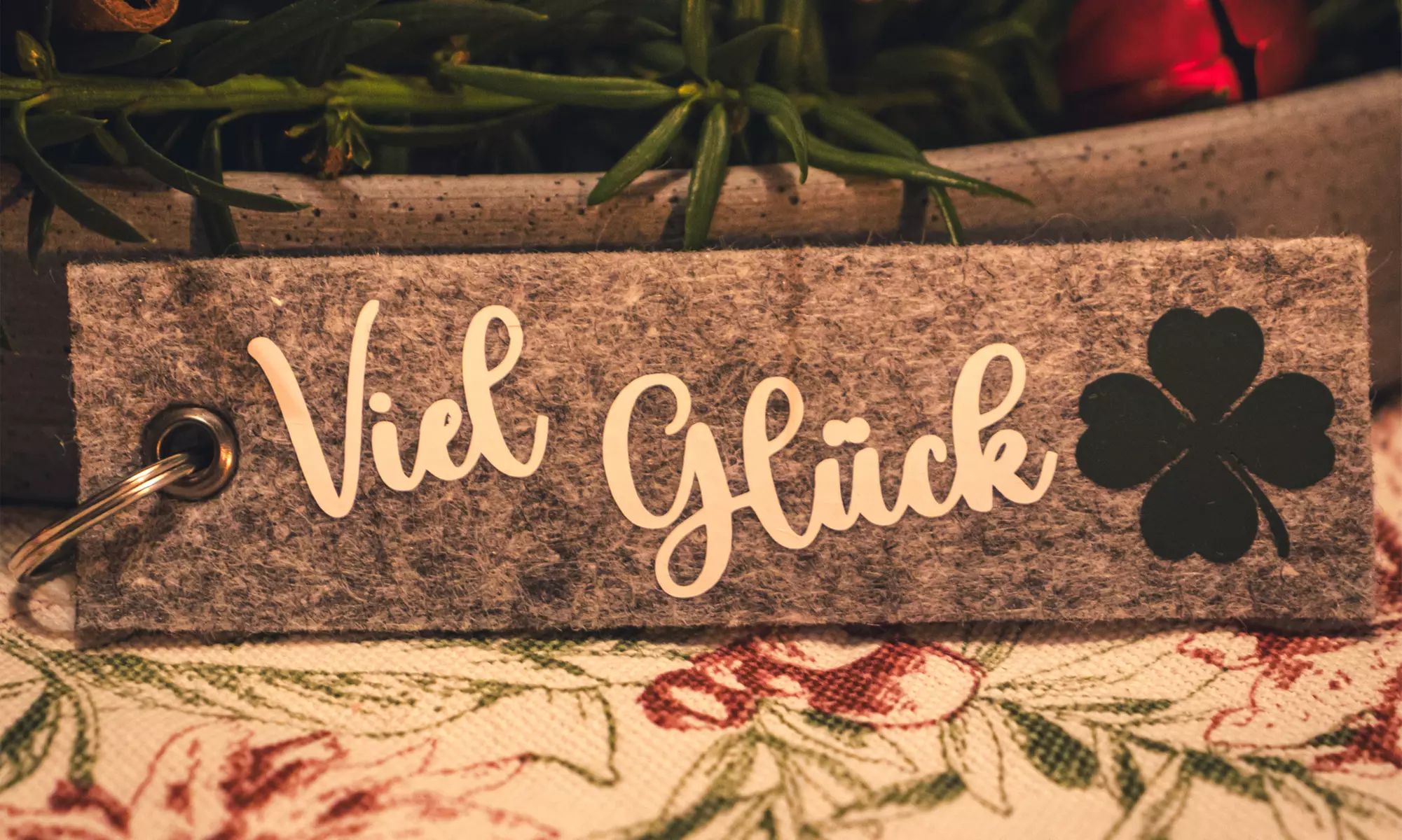 Weihnachtsgeschenkbox mit exklusiven handgemachten Überraschungen