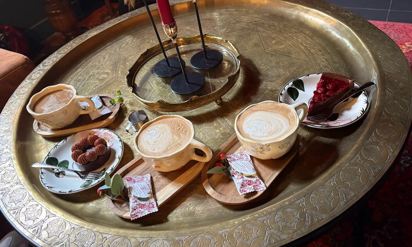 Kaffee & Blütenzauber: 1-2 Heißgetränk und 1-4 Kuchenstücke nach Wahl