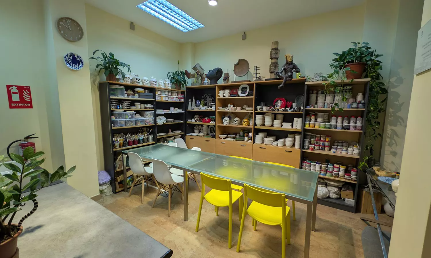 Taller de pintura cerámica con picoteo y bebida para 1 o 2 personas