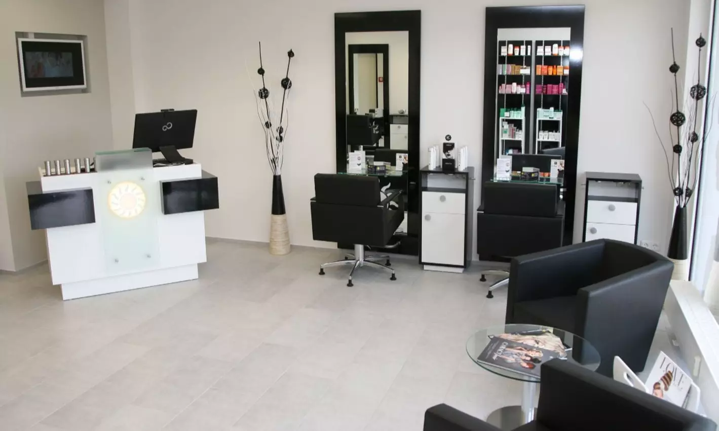 Haarschnitt mit Kur, Kopf-Massage