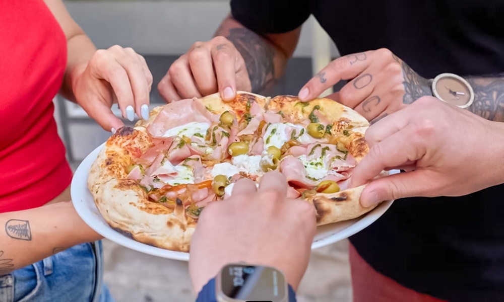 Menú de hamburguesa o pizza para 2 o 4 con bebida y opción a postre