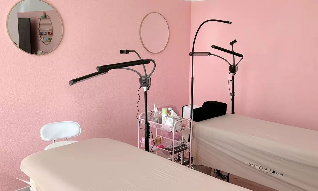 Wimpern- und / oder Augenbrauen-Lifting, optional mit Färben