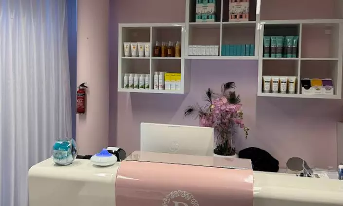 Geef je huid een boost: gezichtsbehandeling of microneedling