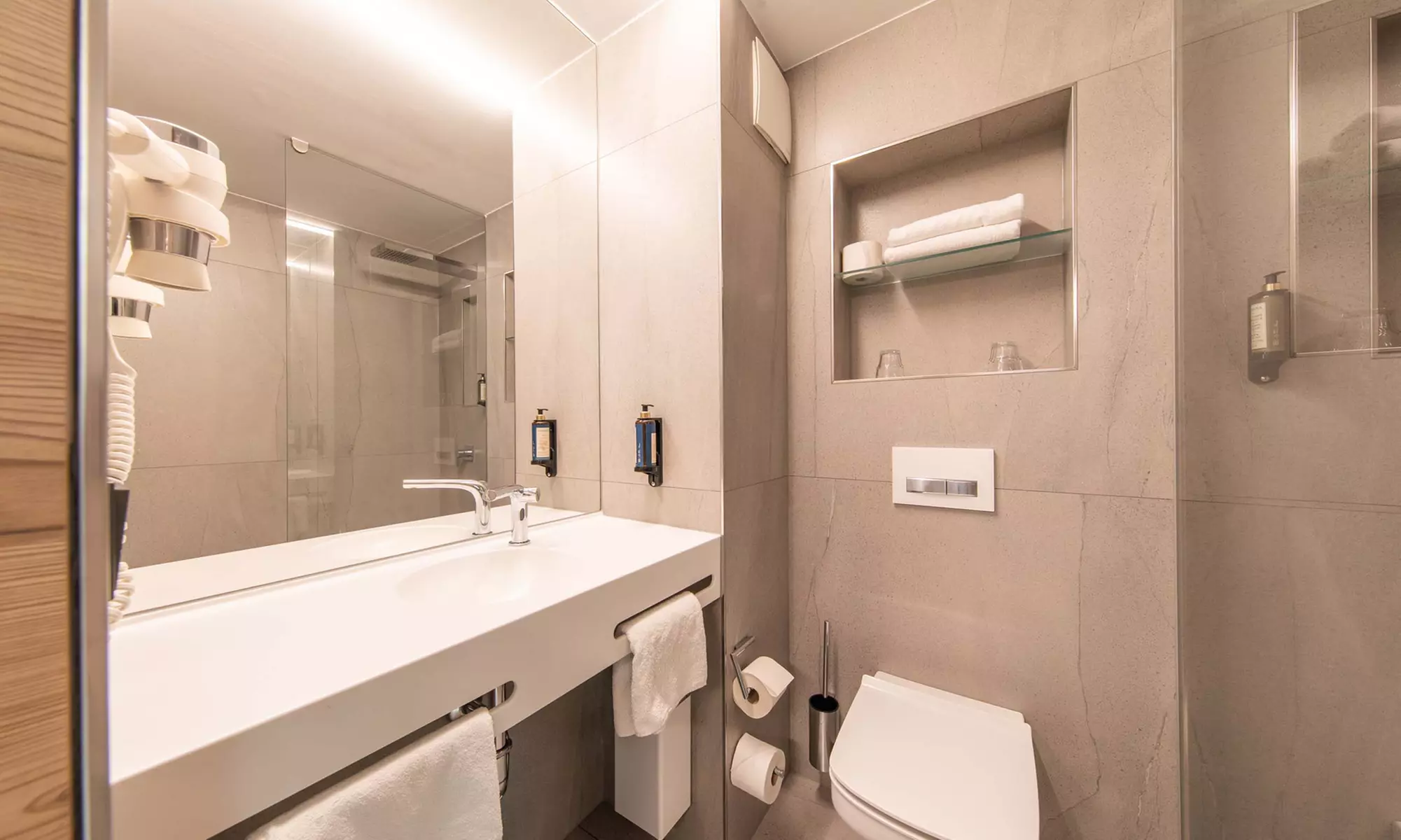 Jena: Doppelzimmer mit All Inclusive und Badminton