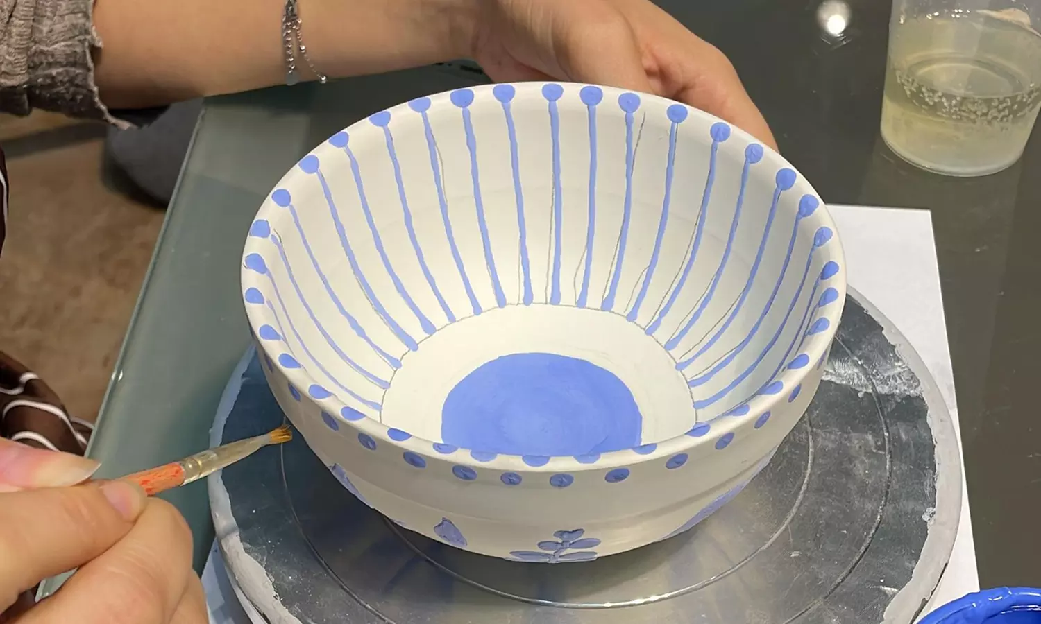 Taller de pintura cerámica con picoteo y bebida para 1 o 2 personas