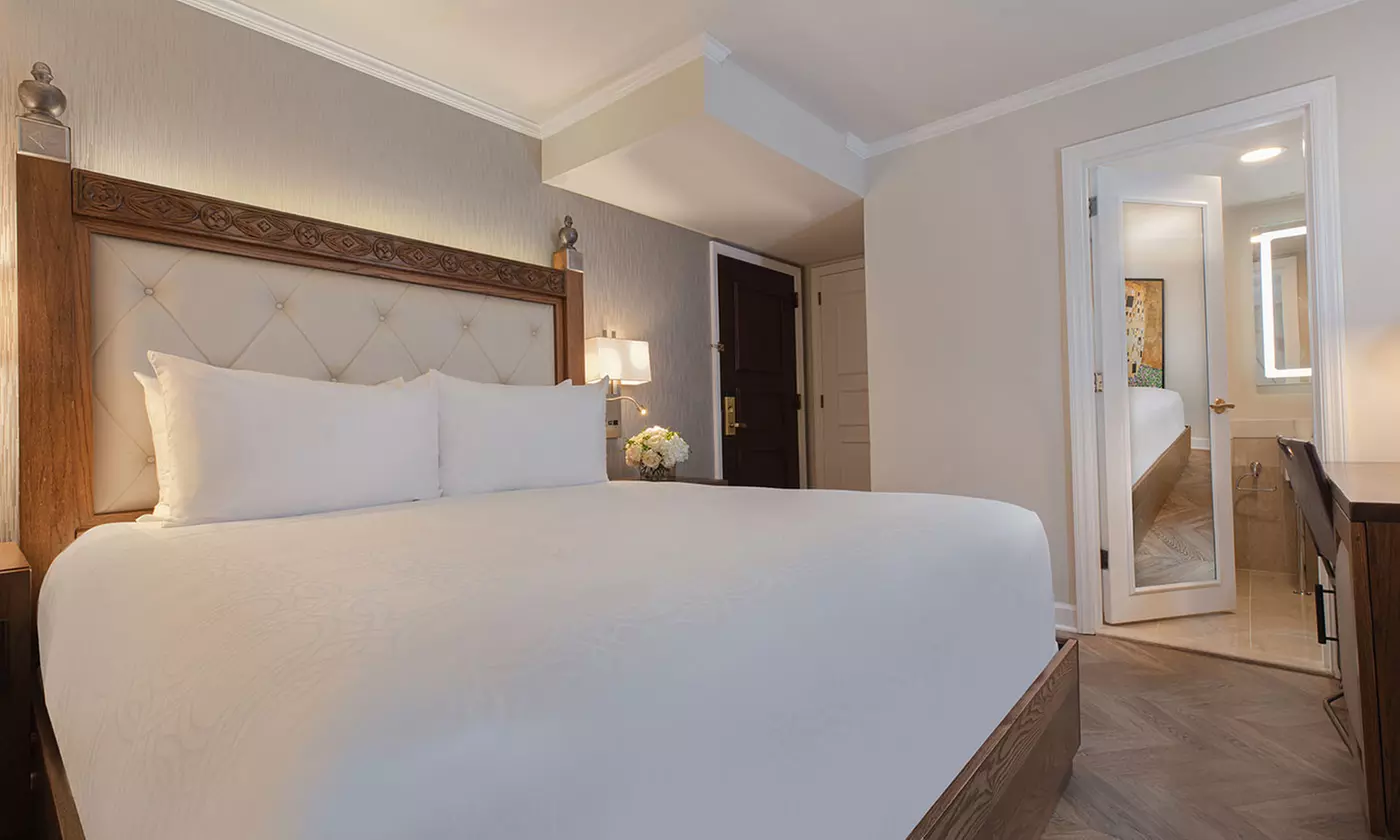 Midtown Manhattan hotel near Grand Central w/ Grab and Go credit