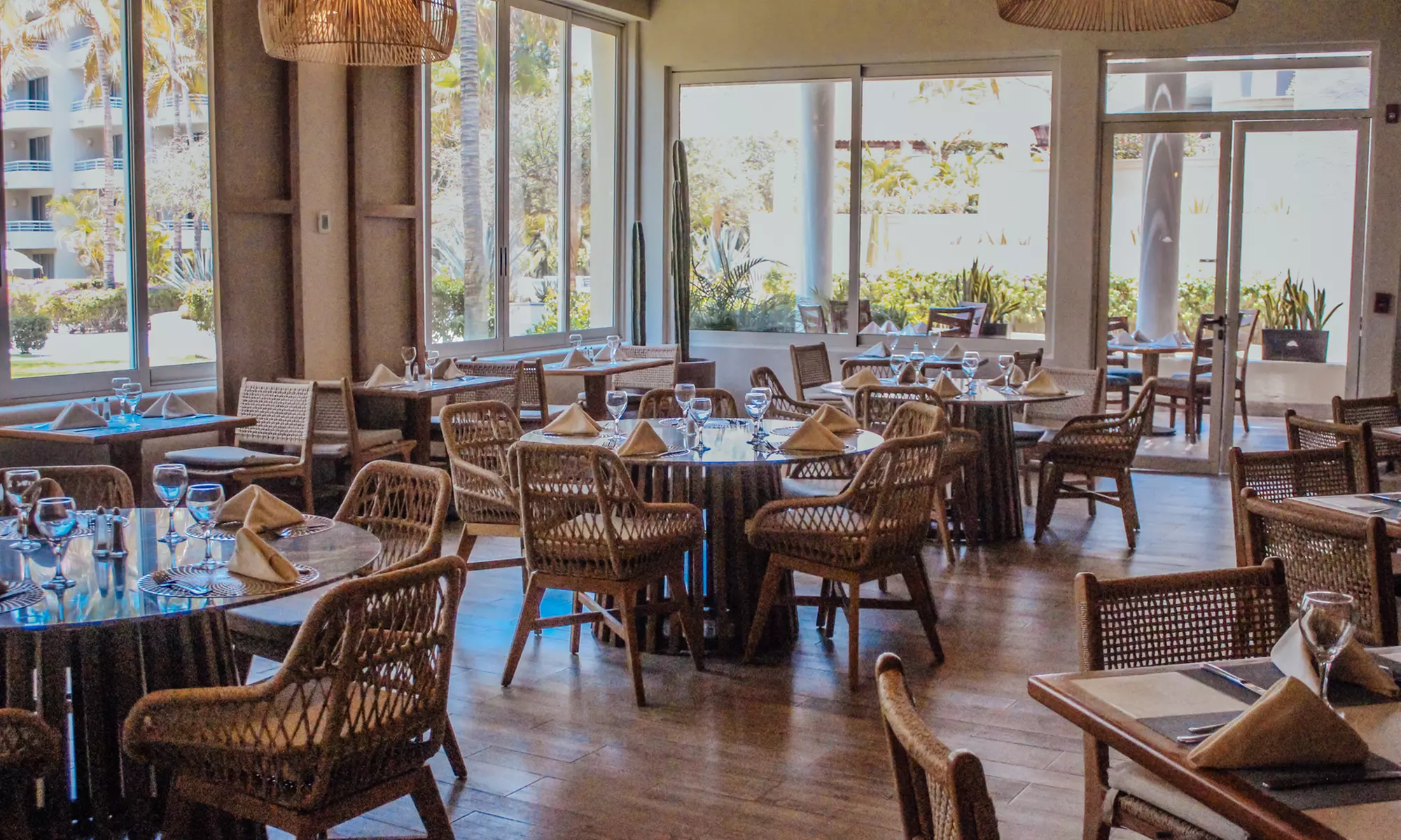 4-Star Beachfront Resort With Pools, Dining & Ocean Views