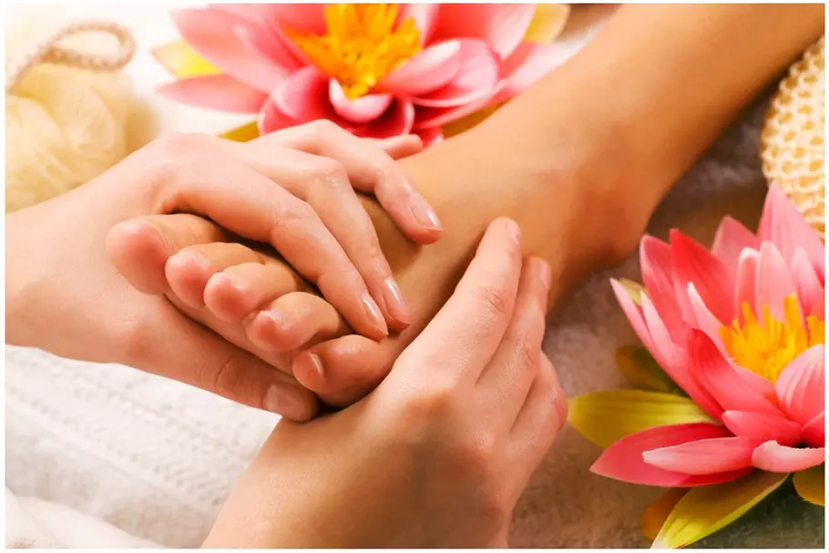 Klassische Maniküre und / oder Pediküre mit Lack für 1 Person