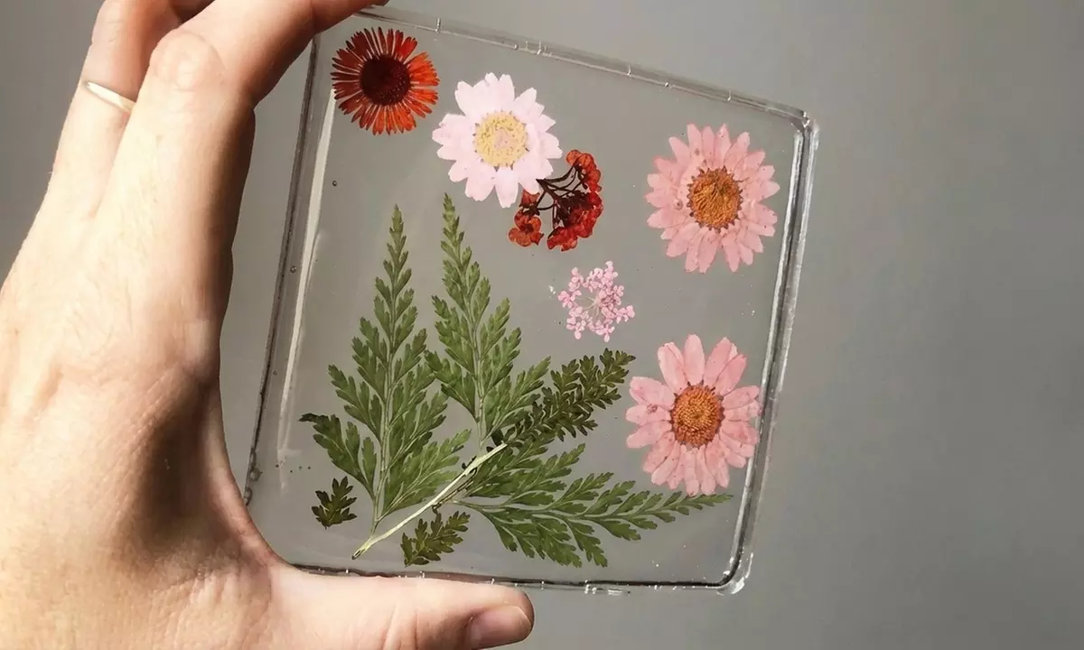 Taller de experiencia creativa con resina epoxi floral más bebida