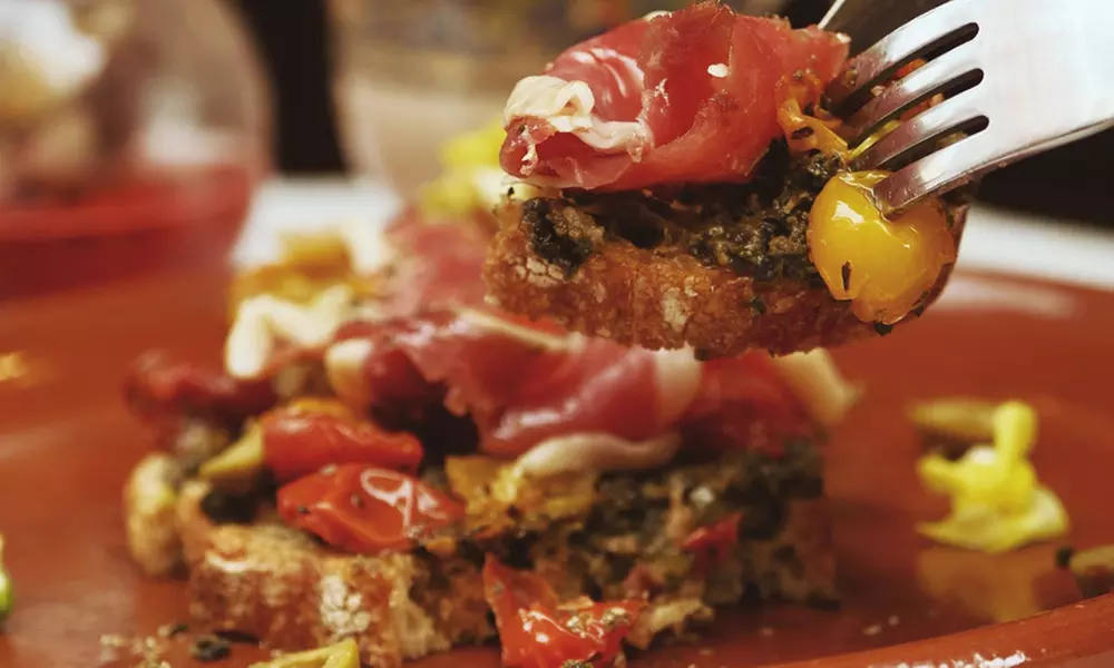 Brunch con platos salados, bowls de yogur, bebidas calientes y zumos