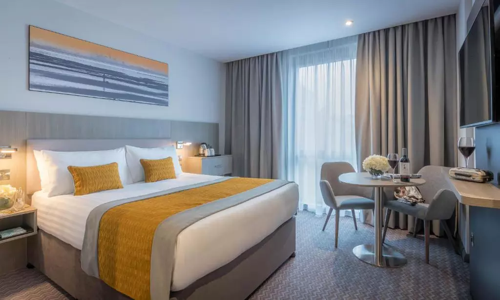 Belfast: 4* Double or Twin Room with Breakfast