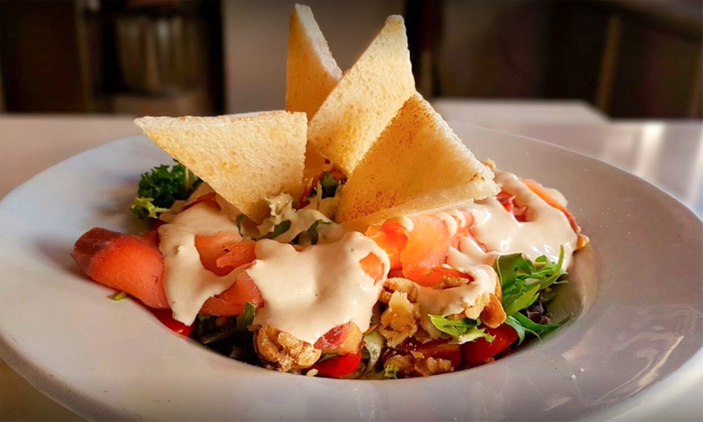 Saborea pizzas artesanas en este menú con cóctel en terraza chill out