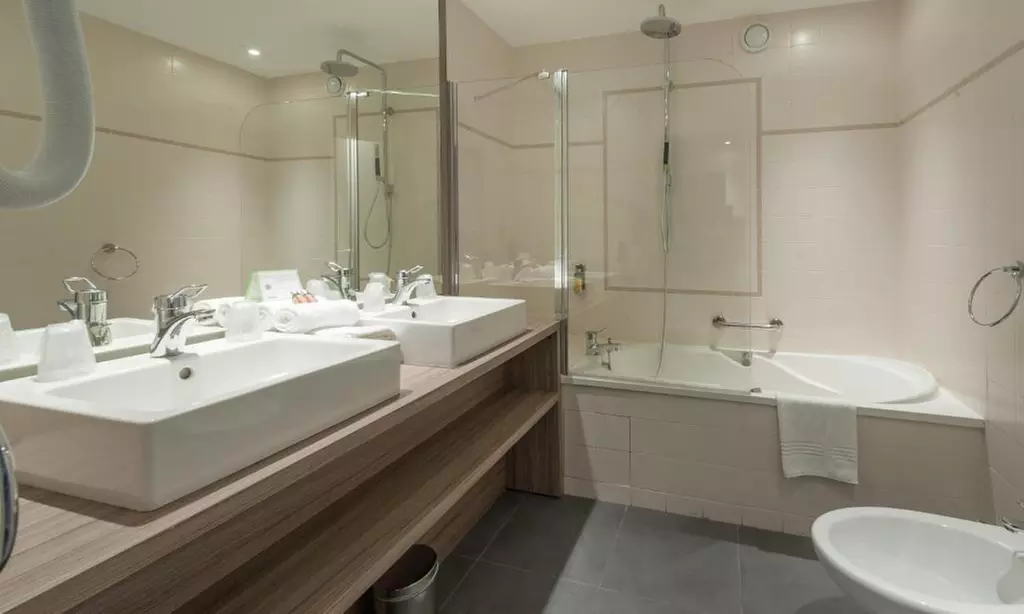 Savoyen: Superior-DZ mit Frühstück, opt. Spa, Fitness & Dinner