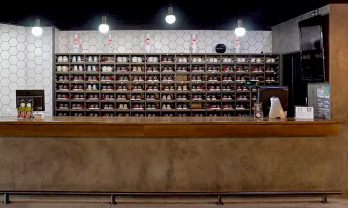 2 partidas de bolos, perrito y bebida (1 a 4 personas)