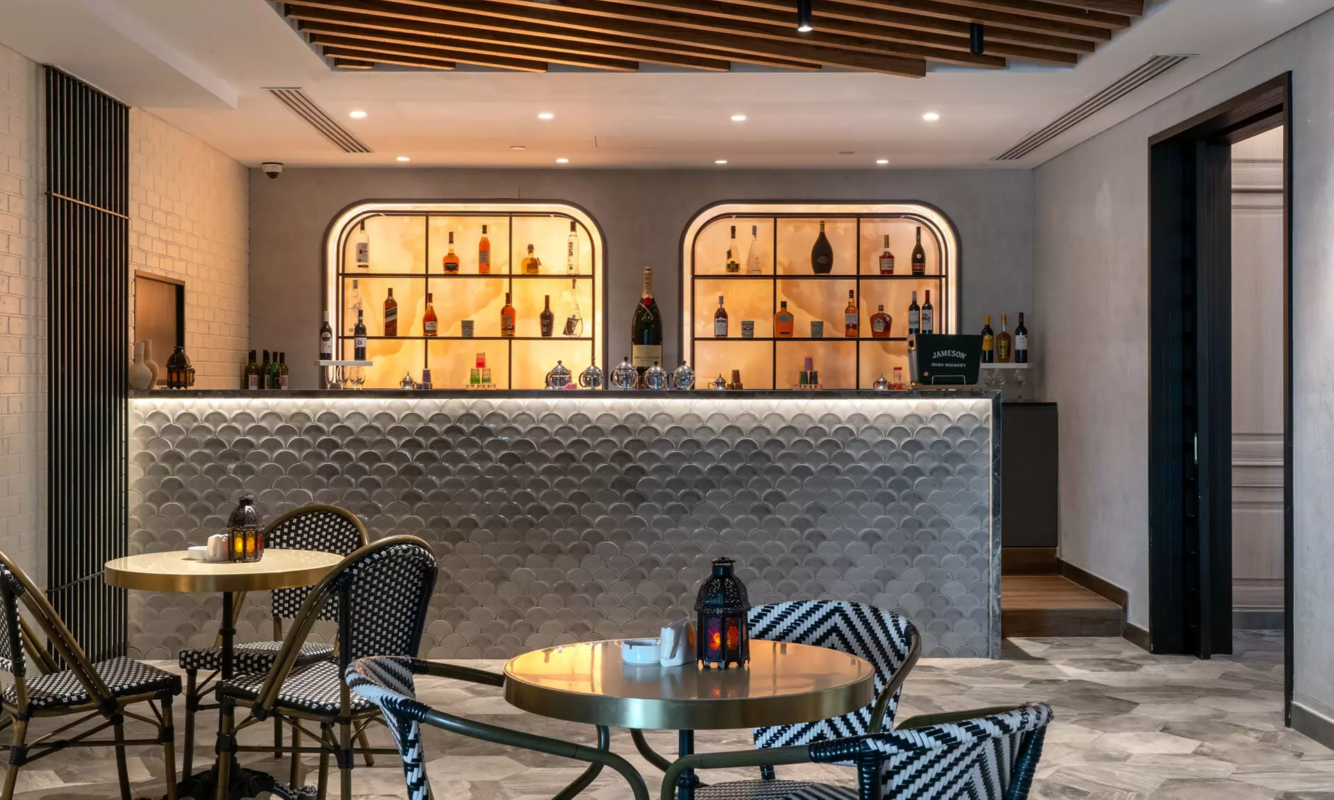 Free Flowing Beverages & 4-Course Set Menu