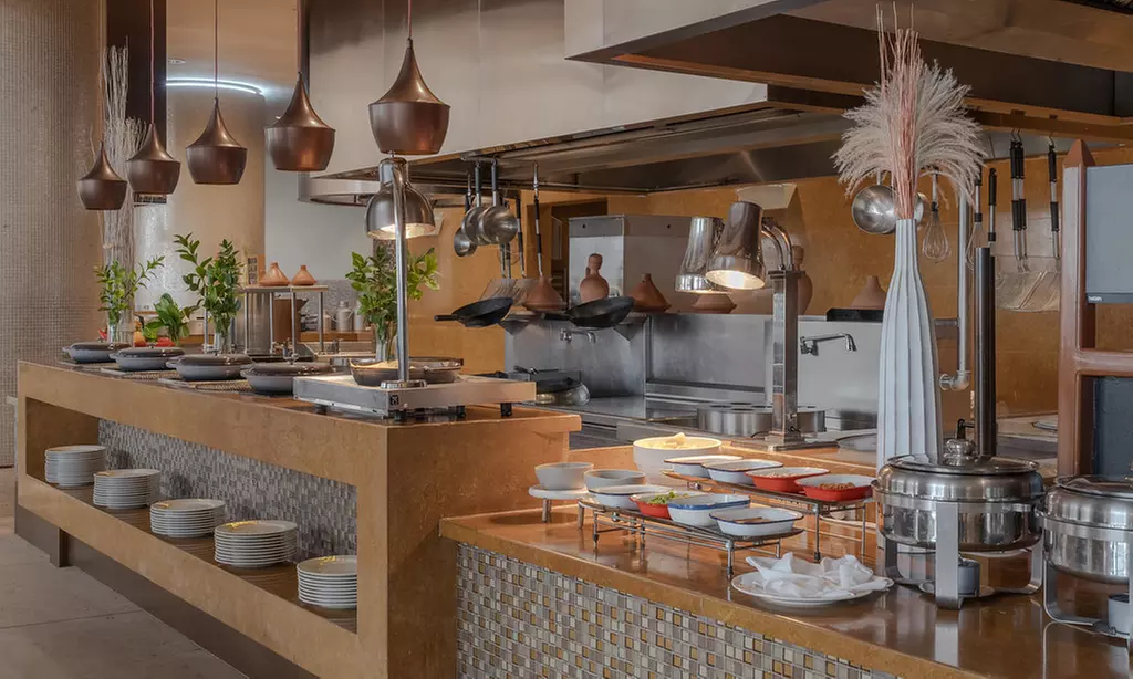 5* Daily Lunch Buffet with Beverages: Child (AED 39), Adult (AED 69)