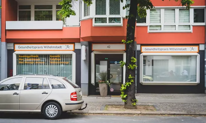 Klassische Maniküre und / oder Pediküre mit Lack für 1 Person