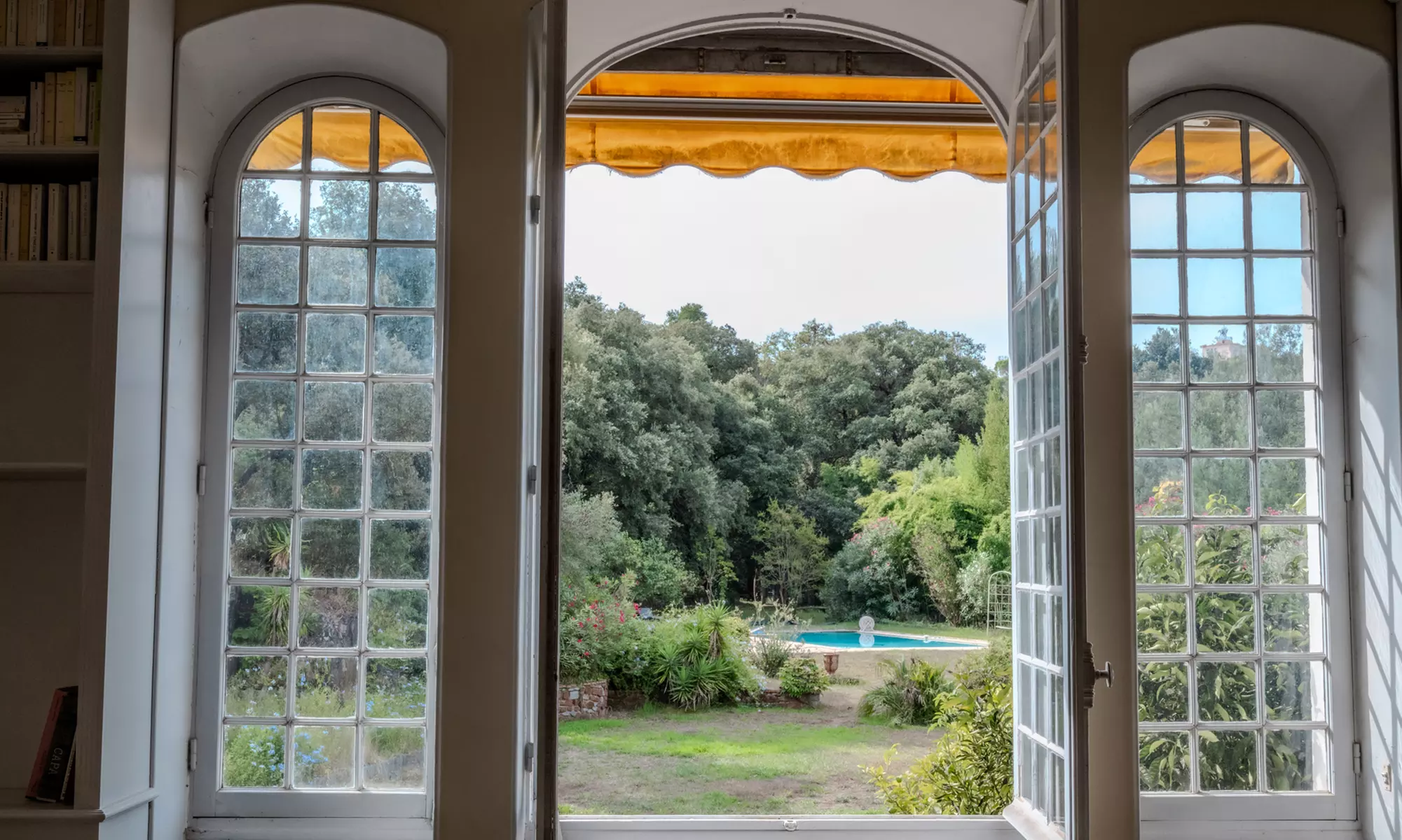 Var, Saint-Raphaël : 1 nuit en chambre double, option pdj et modelage