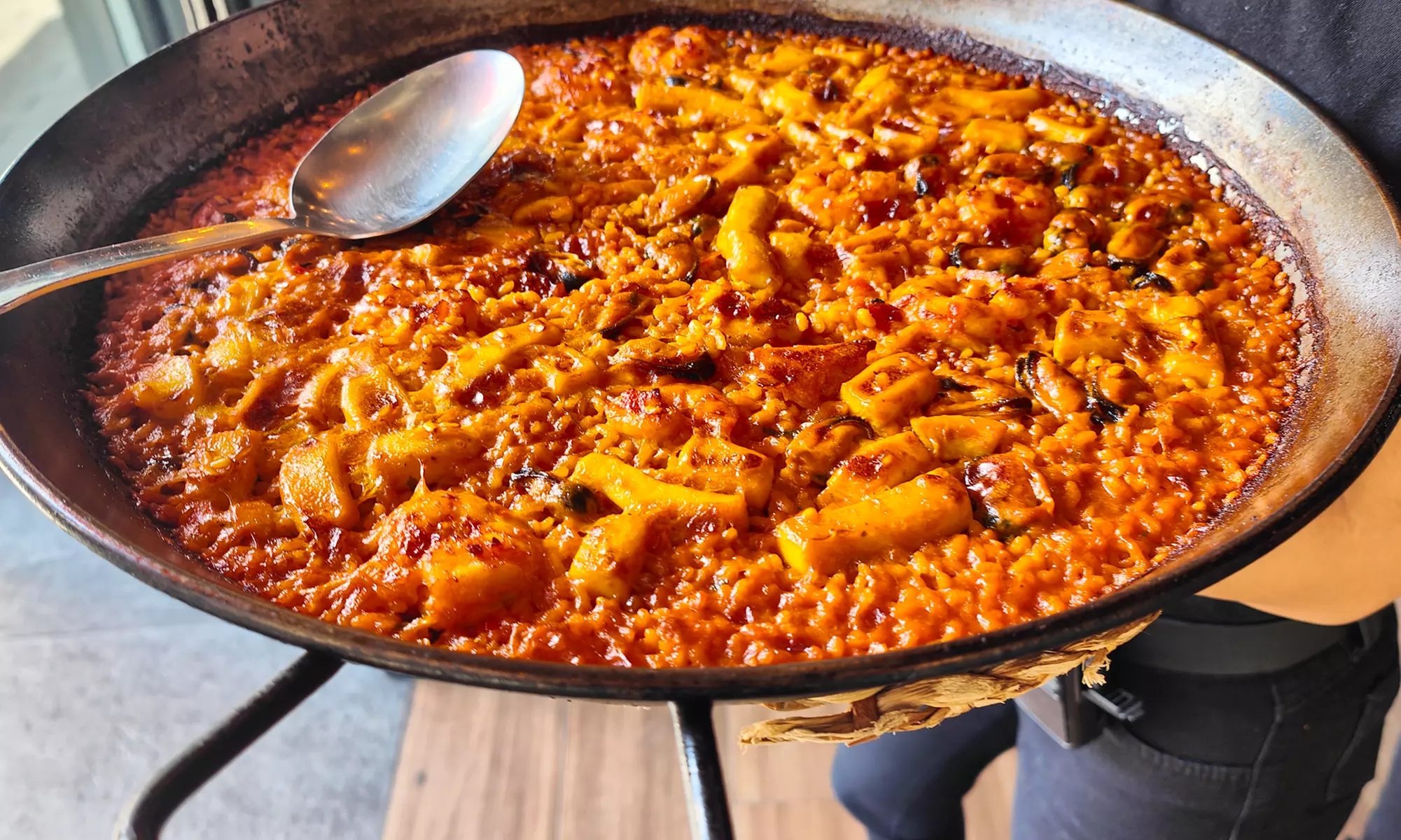 Delicioso menú de arroz de marisco o verdura con 3 entrantes