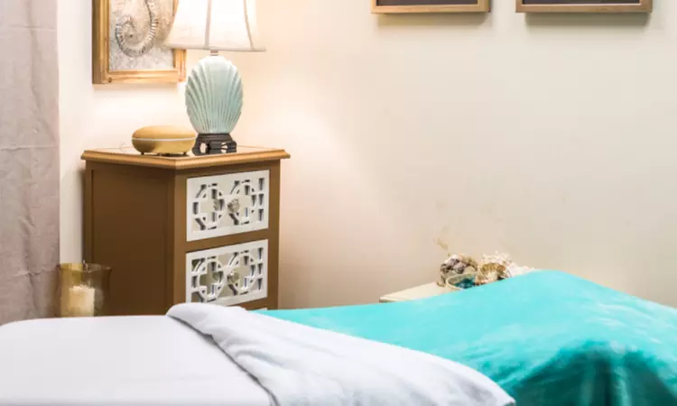 One 60 Min Swedish Massage, Aromatherapy, Lymphatic Facial Massage