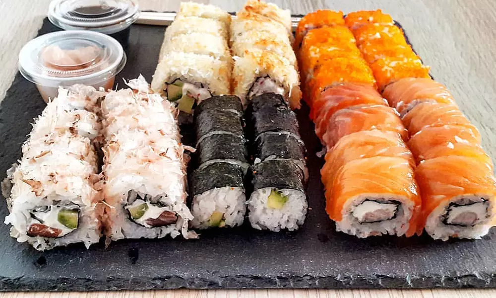 Menú de sushi para 2 o 4 personas con entrantes, mochis y bebidas